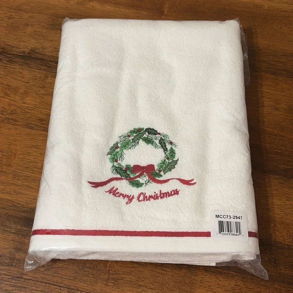 NWT 2 MARTHA STEWART PINE WREATH MERRY CHRISTMAS BATH TOWEL 28 X 48